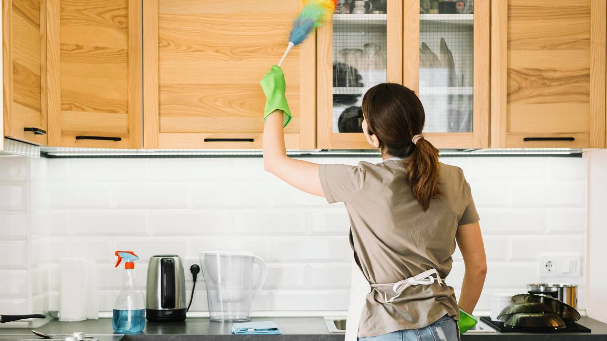 Organização estratégica permite fazer uma limpeza eficiente da casa em cerca de duas horas (Foto: Freepik)