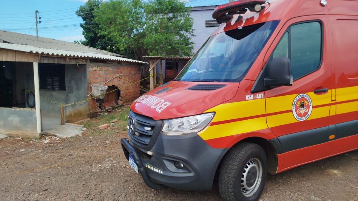 Carro invade residência em Abelardo Luz