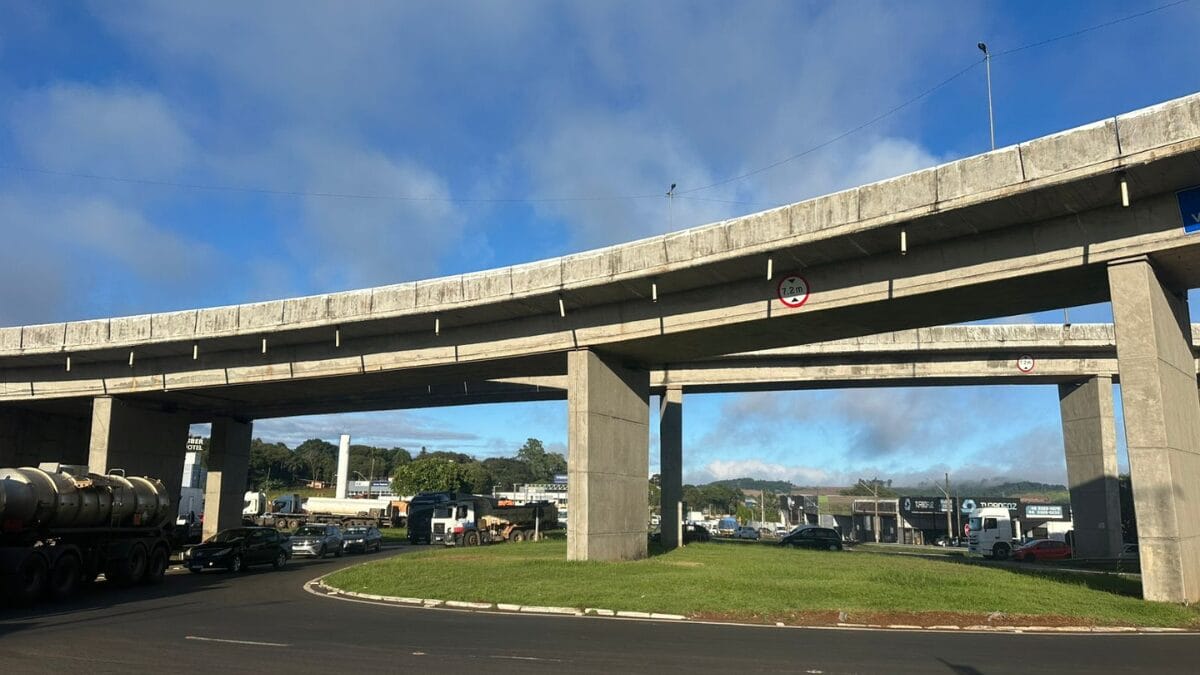 Tombamento de carreta em Chapec&oacute;