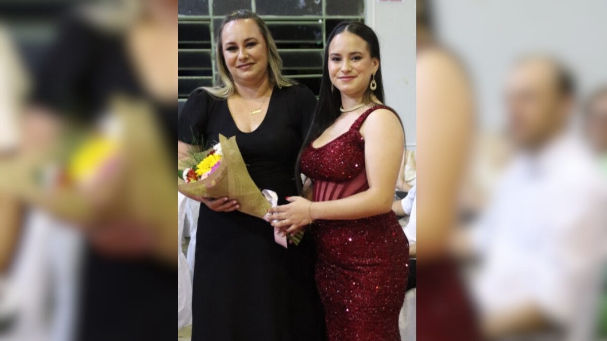 Morta com a m&atilde;e pelo ex-padrasto, jovem celebrou recente formatura: &ldquo;Sonho virando realidade&rdquo;