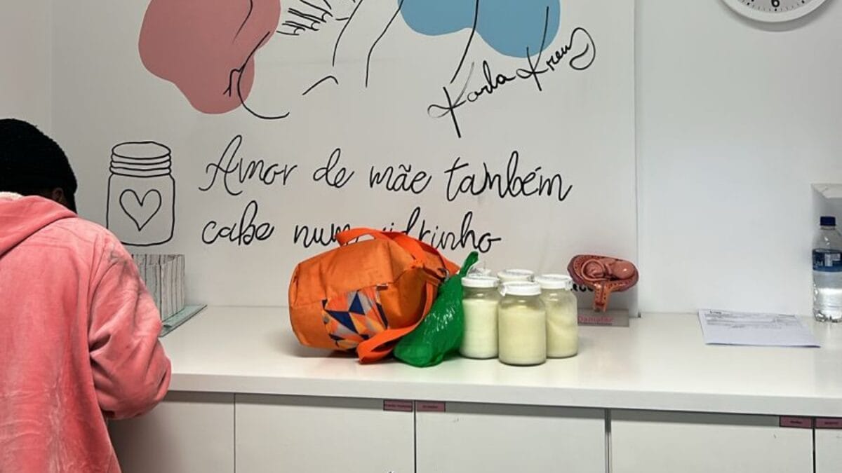 Bombeira que não conseguiu amamentar filho direto no peito doa 100 litros de leite a banco regional de SC