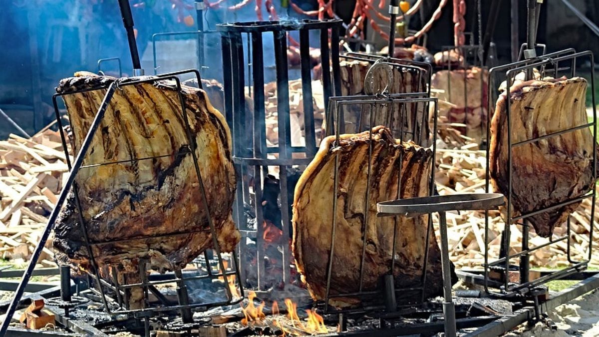 Festival em Porto Alegre foi reconhecido pelo Guinness pela maior diversidade de proteínas em um churrasco e reforça a força da tradição gaúcha (Foto: Wikimedia Commons/Márcia Cristina Machado)