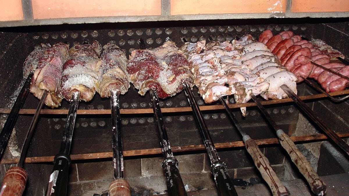 O espeto &eacute; um dos s&iacute;mbolos mais conhecidos do churrasco ga&uacute;cho e ajuda a explicar por que a tradi&ccedil;&atilde;o virou refer&ecirc;ncia fora do Brasil (Foto: Wikimedia Commons/Eduardo Gerhardt Martins)