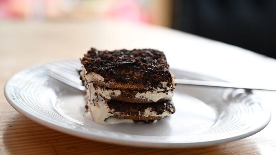 A receita clássica italiana ganhou proporções impressionantes e transformou camadas de café, creme e cacau em uma atração de 400 metros (Foto: Wikimedia Commons/Navneet Sharma)
