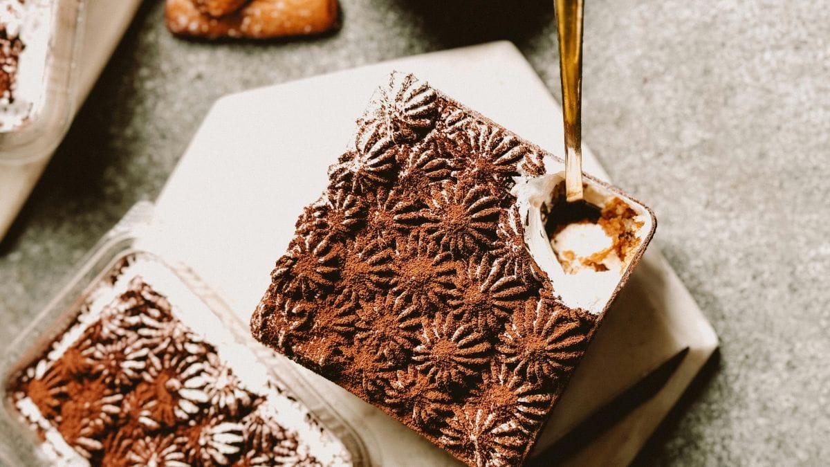 Camadas de biscoito, café, creme de mascarpone e cacau formam a base do tiramisù, uma das sobremesas italianas mais famosas do mundo (Foto: Freepik)