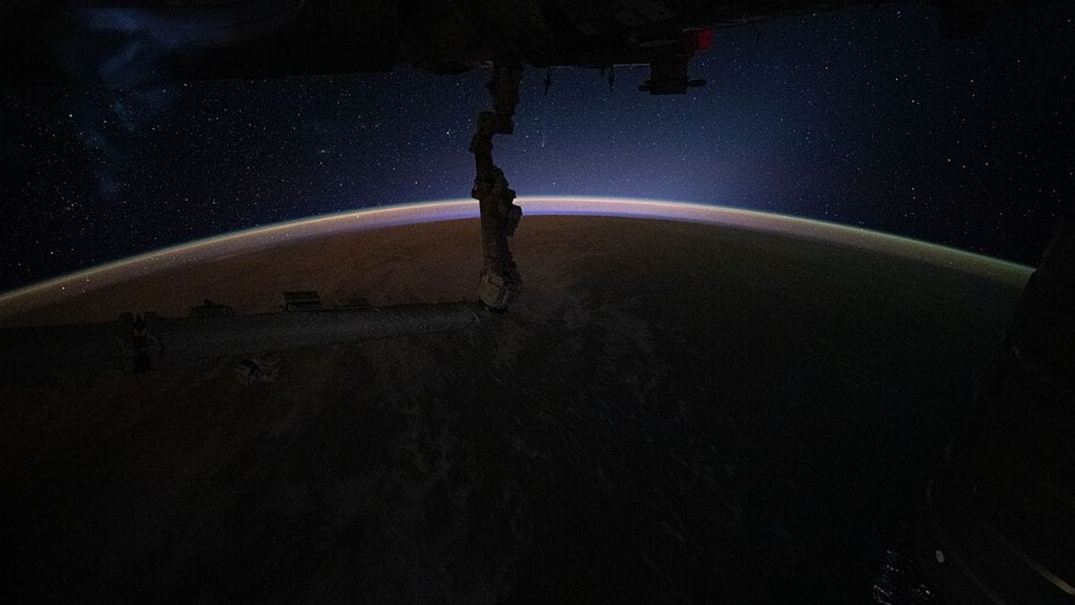 O cometa C/2025 R3 (PanSTARRS) chamou atenção por parecer exibir uma cauda apontada para uma direção incomum no céu (Foto: Wikimedia Commons/NASA Johnson Space Center)
