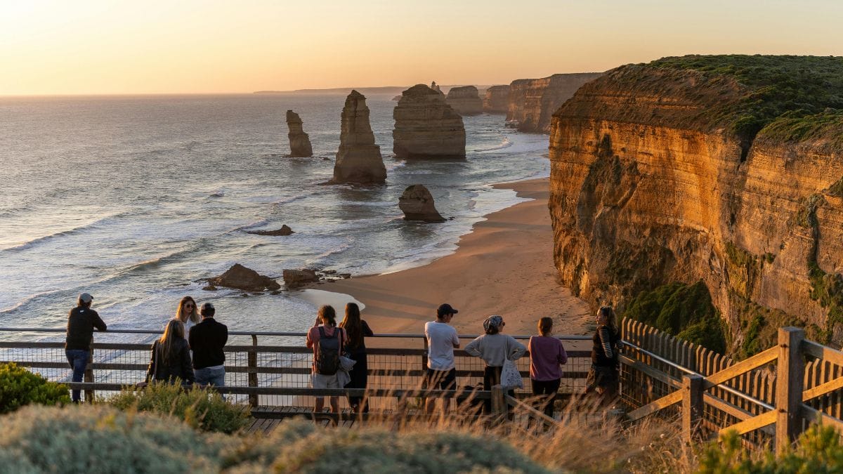 Na costa de Victoria, as torres de calcário revelam uma história natural muito mais antiga do que a paisagem aparenta (Foto: Pexels)