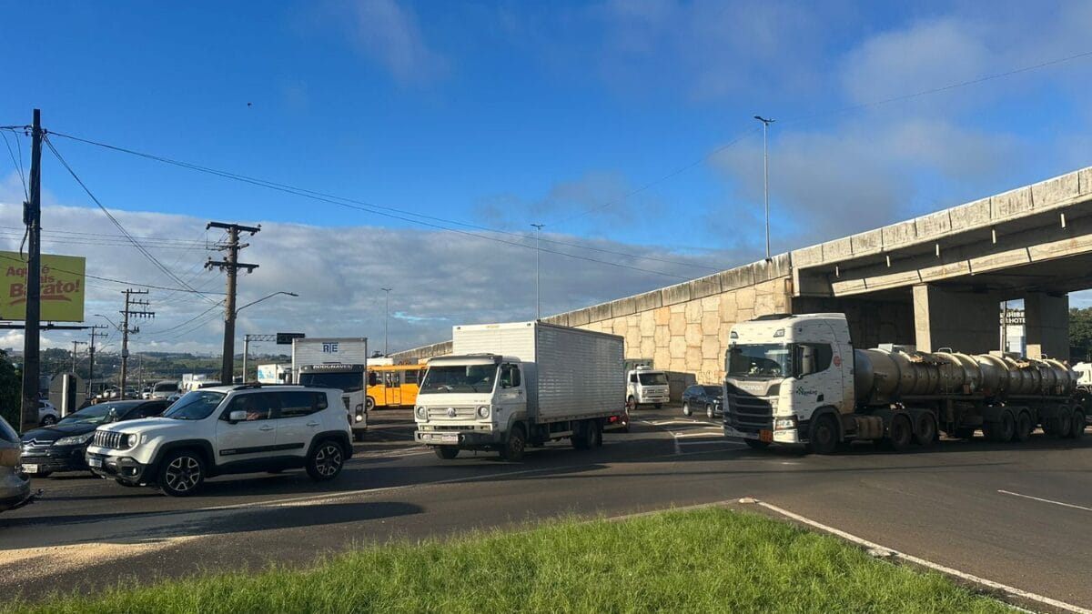 Tombamento de carreta em Chapec&oacute;