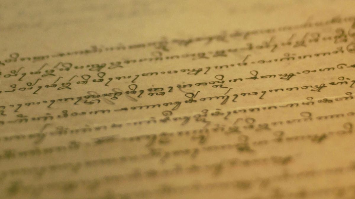 Manuscritos antigos revelam que a hist&oacute;ria dos textos b&iacute;blicos tamb&eacute;m foi escrita em rasuras, corre&ccedil;&otilde;es e marcas quase invis&iacute;veis (Foto: Pexels)