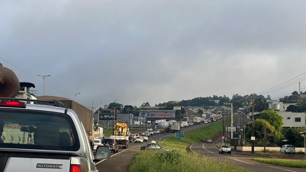 Tombamento de carreta em Chapec&oacute;