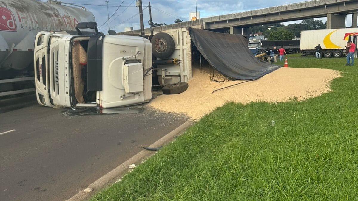 Tombamento de carreta em Chapec&oacute;
