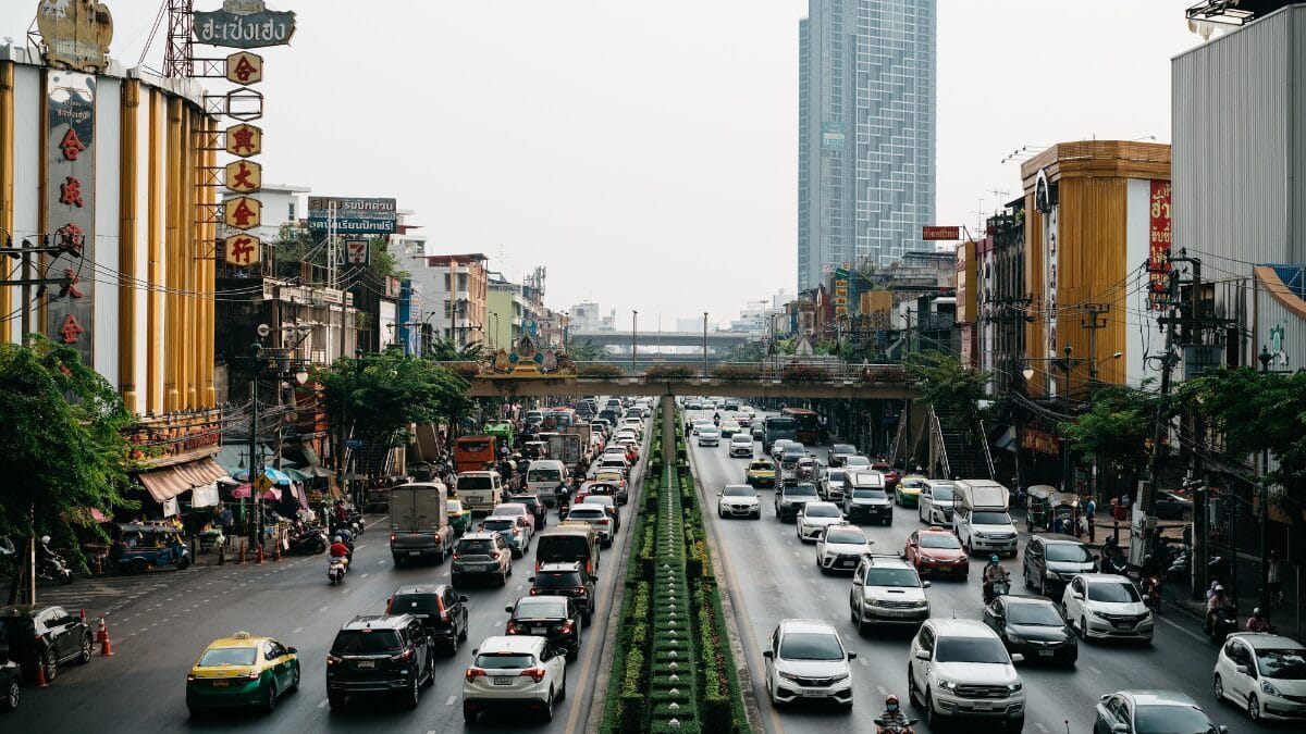 Alguns sinais entre motoristas viraram costume nas ruas e nas estradas, s&oacute; que nem todos t&ecirc;m o peso que muita gente imagina (Foto: Pexels)