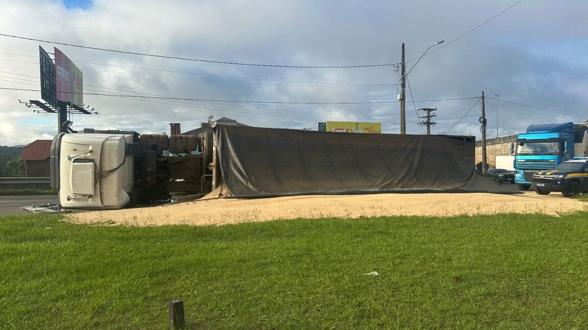 Tombamento de carreta em Chapec&oacute;