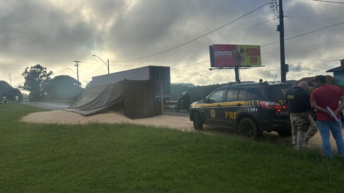 Tombamento de carreta em Chapec&oacute;