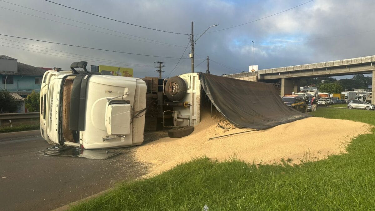 Tombamento de carreta em Chapec&oacute;
