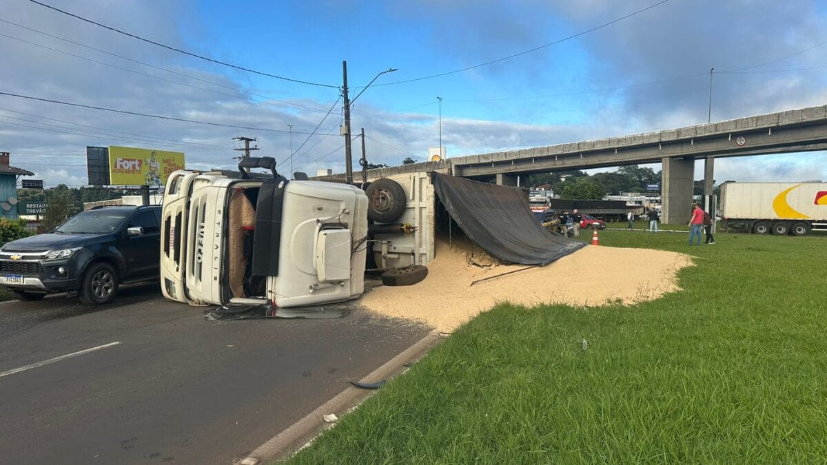 Tombamento de carreta em Chapec&oacute;