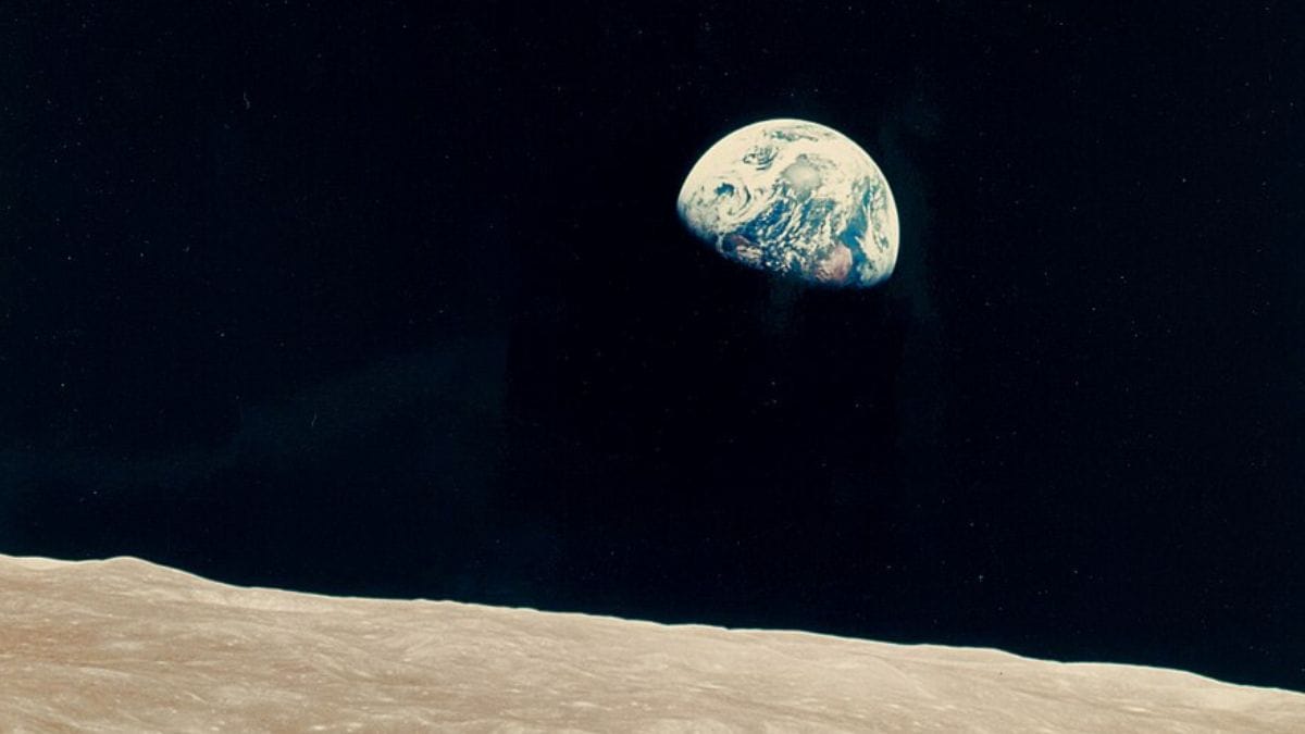 A Earthrise se tornou um símbolo da fragilidade e da beleza do planeta (Foto: Pexels)