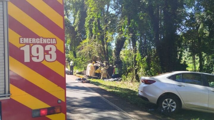 Acidente com carro que levava pacientes de SC mata quatro pessoas na divisa com o PR