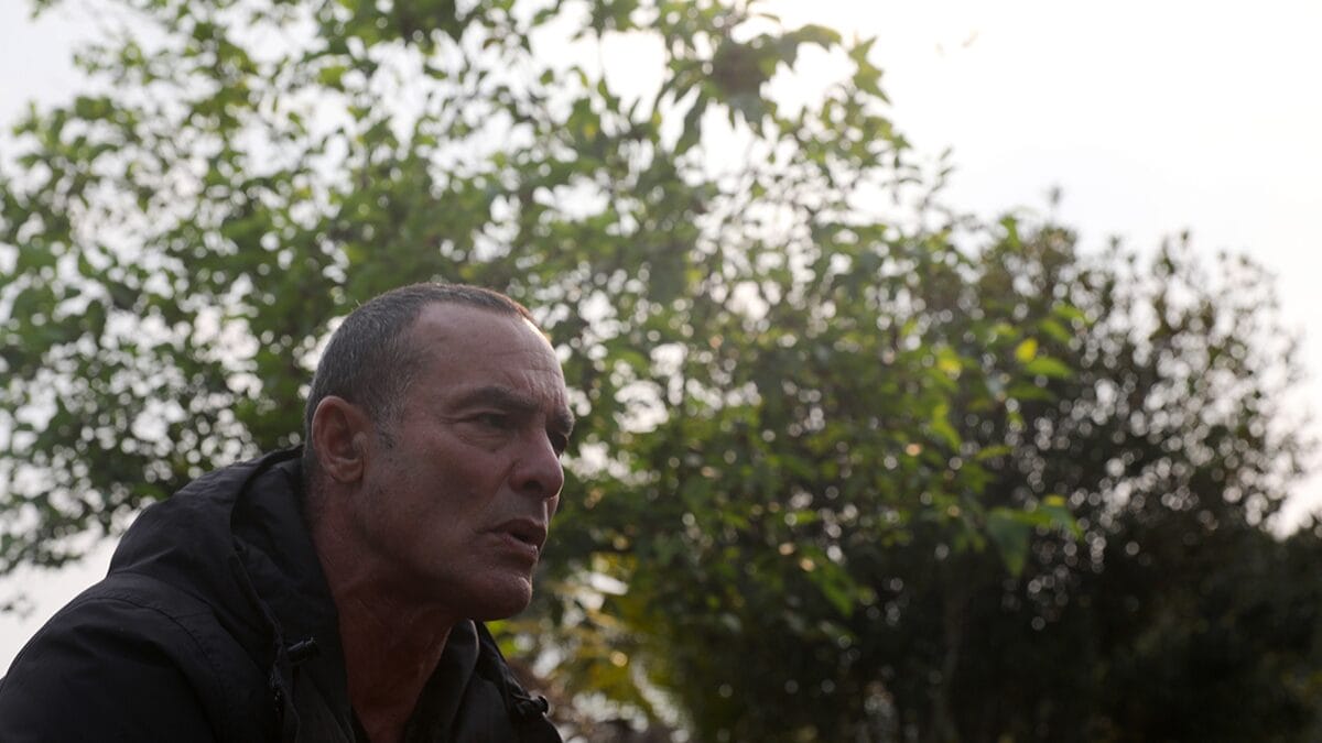 Aos 63 anos, ator da Globo vive em recanto cercado pela natureza em praia paradisíaca de SC