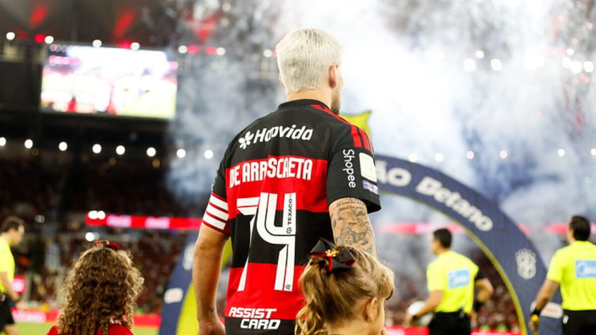 Arrascaeta lesionou a clavícula em partida da Libertadores.