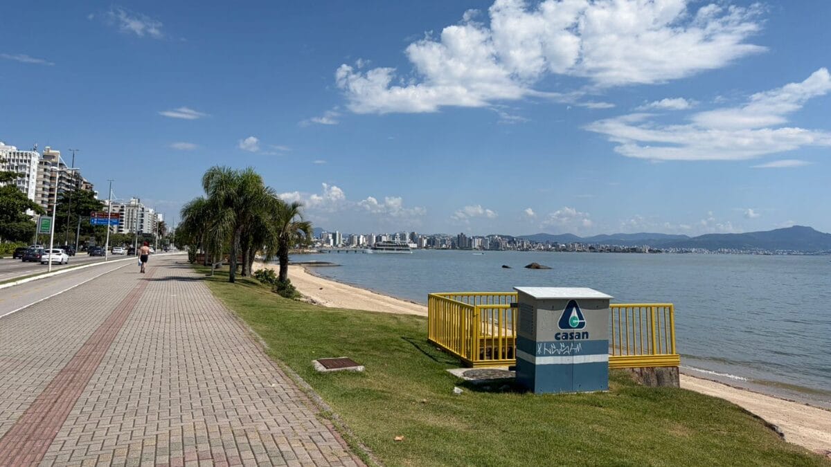 Cal&ccedil;ad&atilde;o da Avenida Beira-Mar Norte, com ciclovia, postes de ilumina&ccedil;&atilde;o e vista ampla da ba&iacute;a, em um dia de tempo aberto.