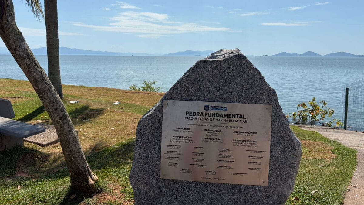 Pedra fundamental do projeto do Parque Urbano e Marina na Beira-Mar Norte, instalada &agrave;s margens da ba&iacute;a, com o mar e ilhas ao fundo, em Florian&oacute;polis.
