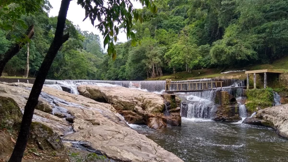 Cachoeira da Usina em Anit&aacute;polis, na Grande Florian&oacute;polis