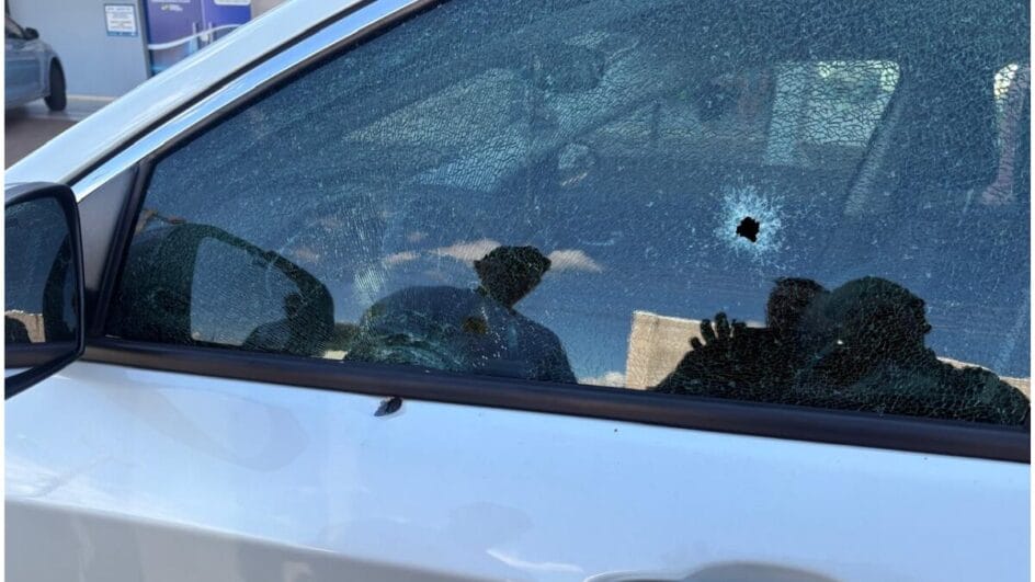 Vidro de carro estilhaçado por disparo