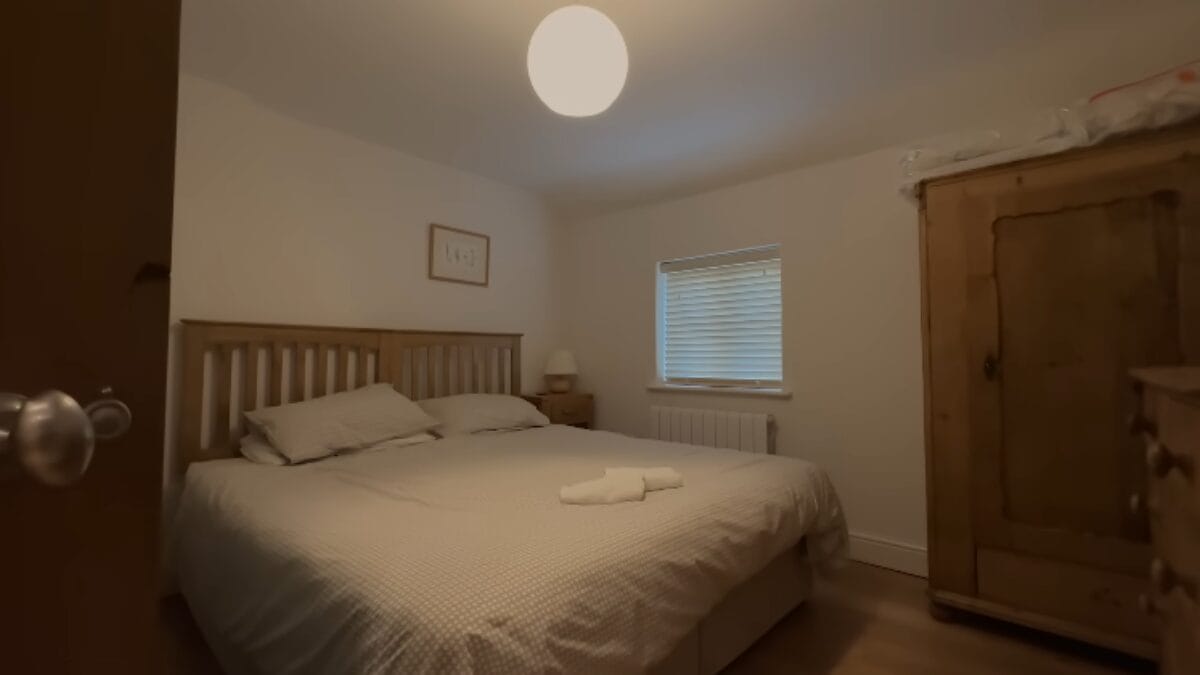 Casa antiga e abandonada ganha reforma estratégica e passa a valer 3 vezes mais