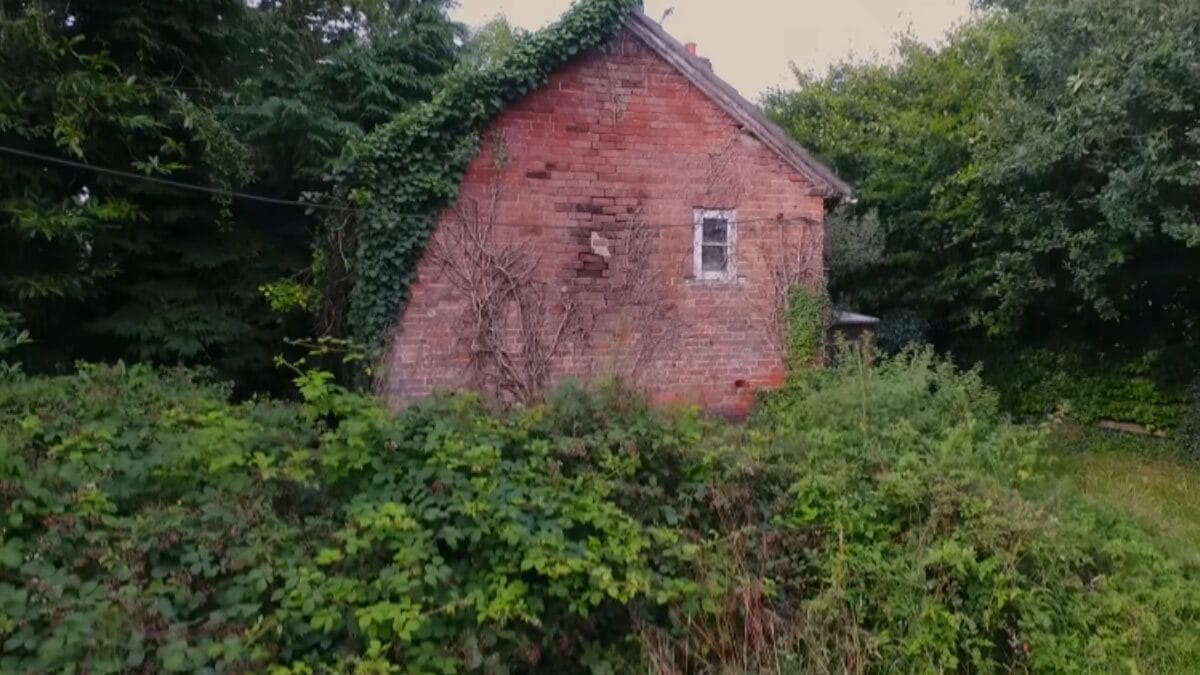 Casa antiga e abandonada ganha reforma estratégica e passa a valer 3 vezes mais
