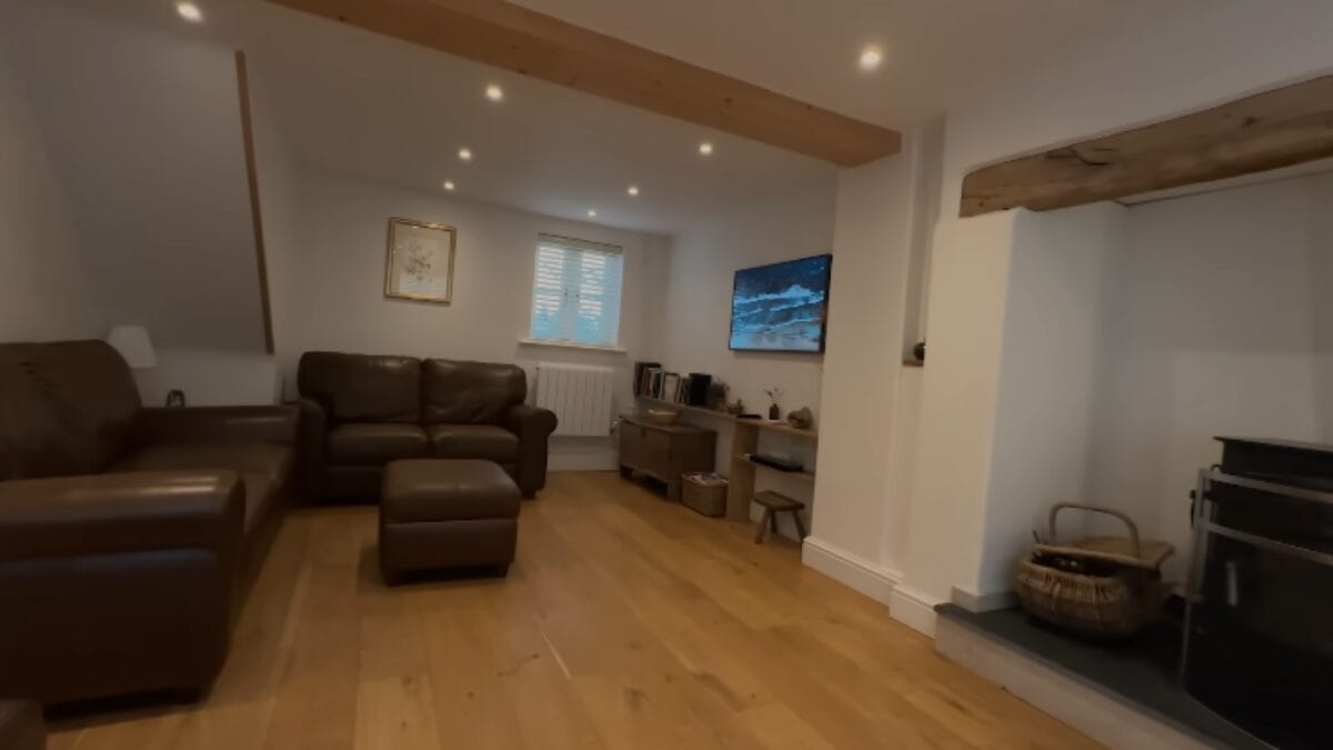 Casa antiga e abandonada ganha reforma estratégica e passa a valer 3 vezes mais