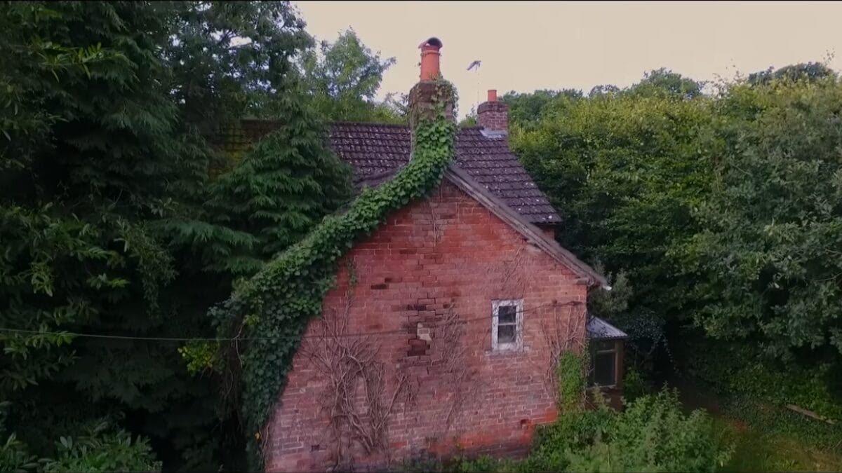 Casa antiga e abandonada ganha reforma estratégica e passa a valer 3 vezes mais