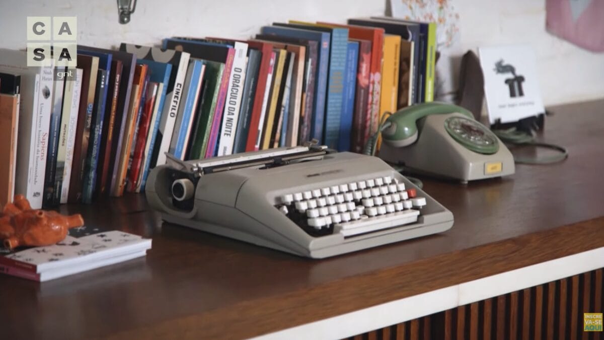 D&eacute;bora Falabella em seu apartamento em S&atilde;o Paulo