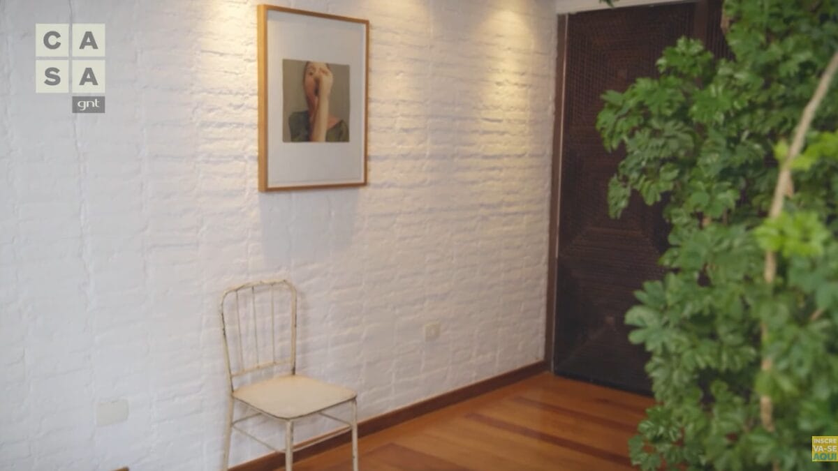 D&eacute;bora Falabella em seu apartamento em S&atilde;o Paulo