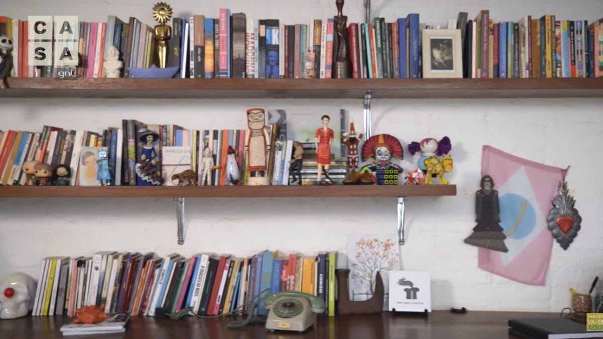 D&eacute;bora Falabella em seu apartamento em S&atilde;o Paulo