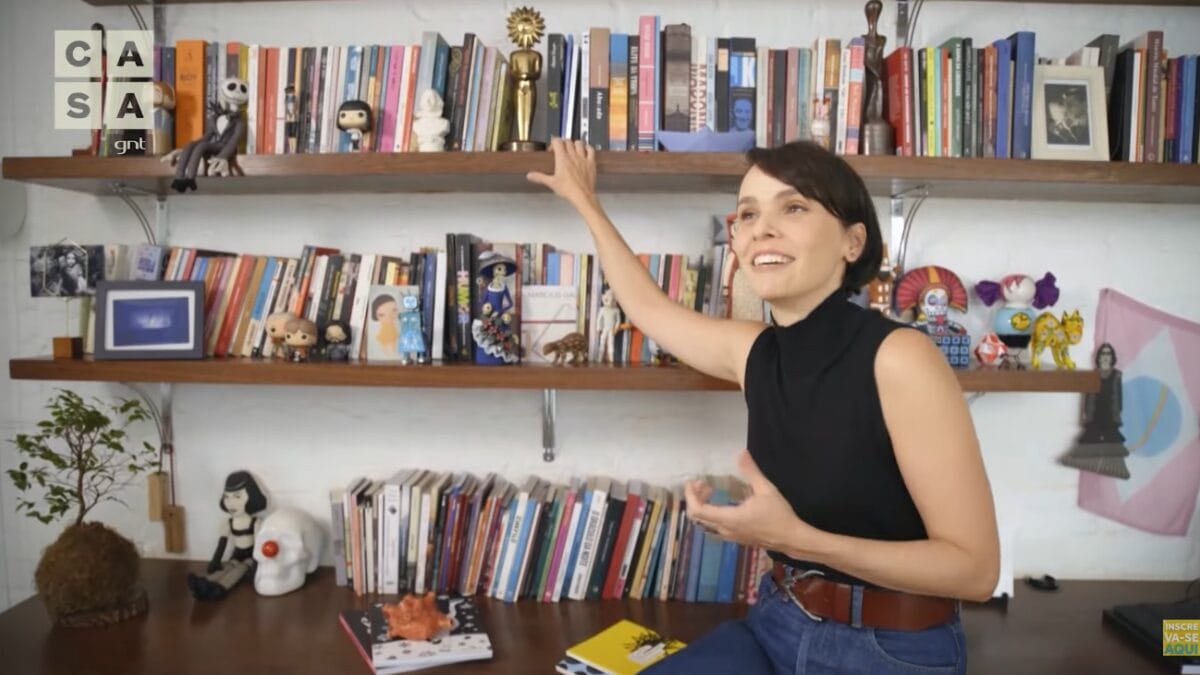D&eacute;bora Falabella em seu apartamento em S&atilde;o Paulo