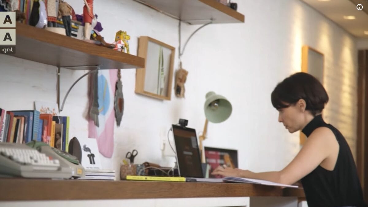 D&eacute;bora Falabella em seu apartamento em S&atilde;o Paulo