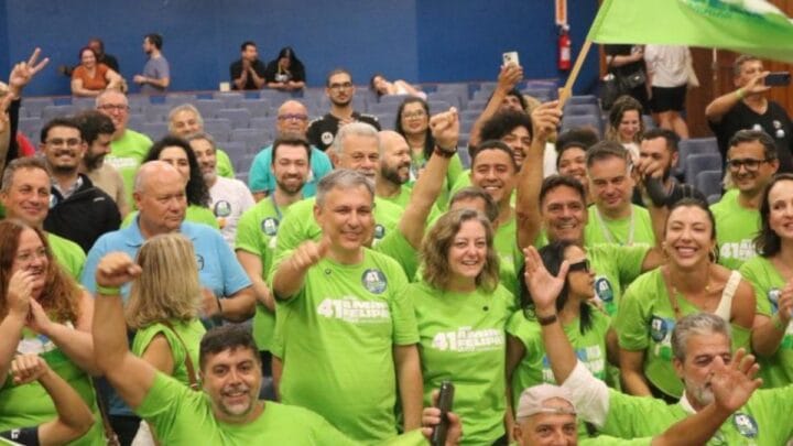 Chapa liderada por Amir e Felipa (ao centro na foto) venceu consulta informal para reitoria na UFSC