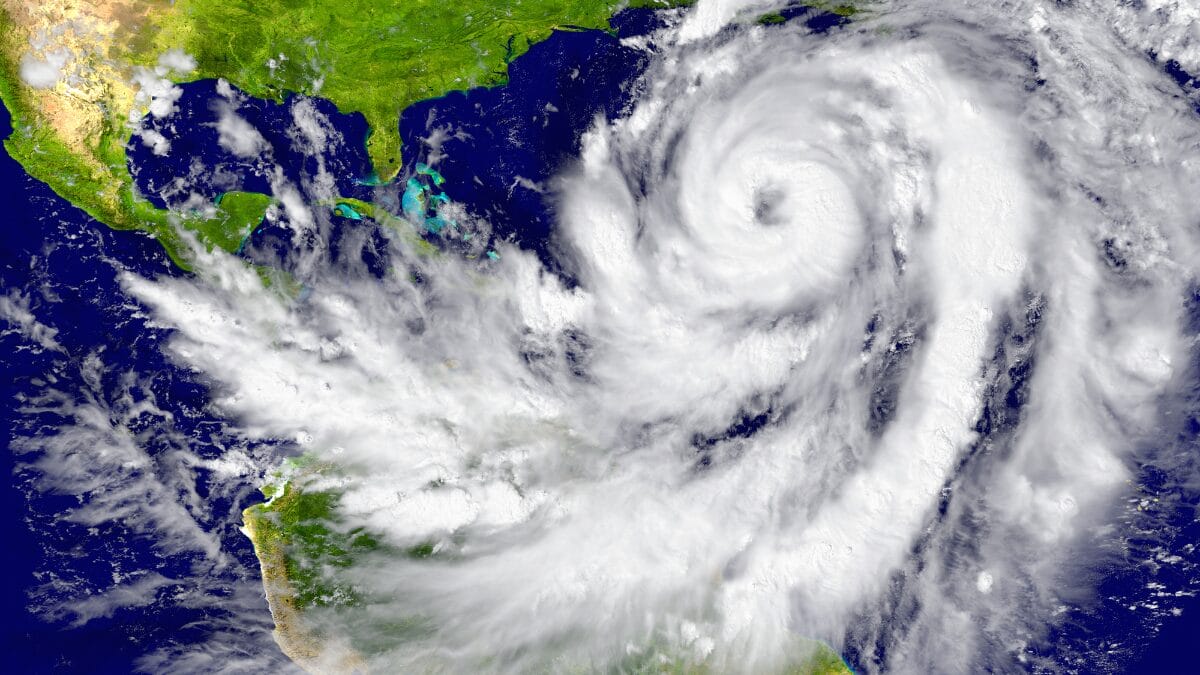Ciclone coloca cidades em alerta máximo para ventos de 100 kmh com risco de destruição