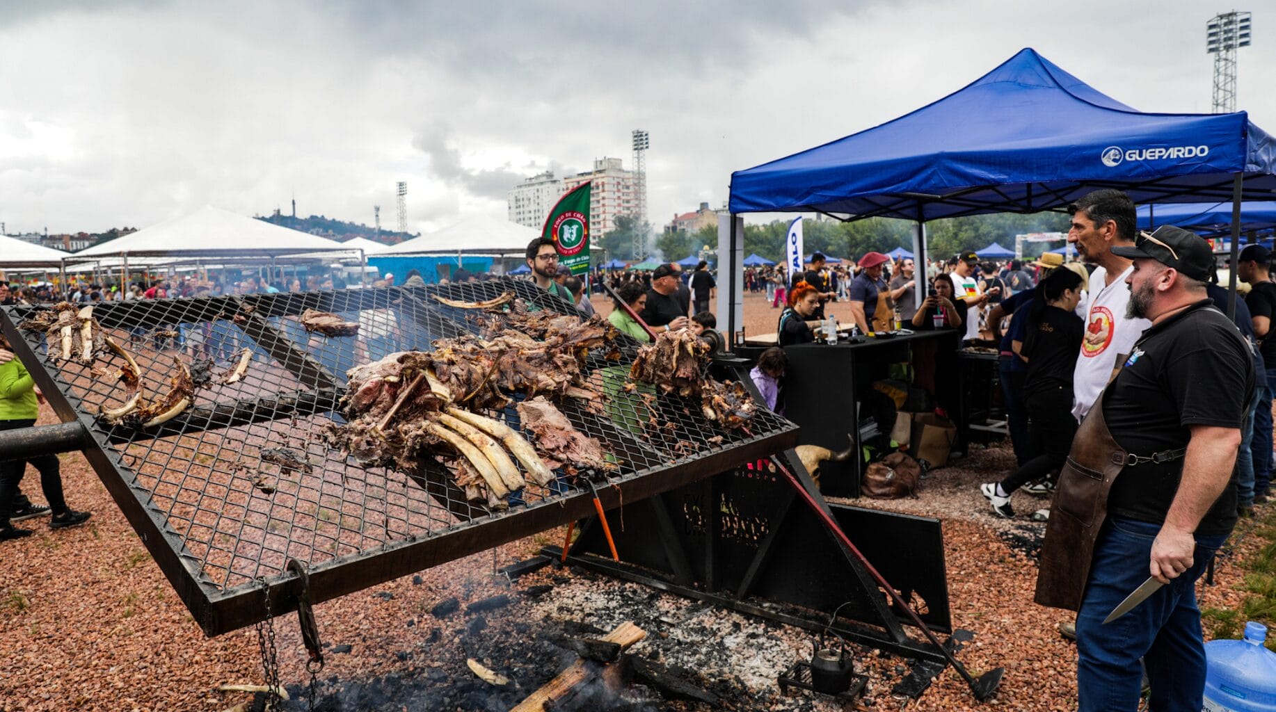 Cidade coloca 43 proteínas na brasa e entra para o Guinness como capital mundial do churrasco