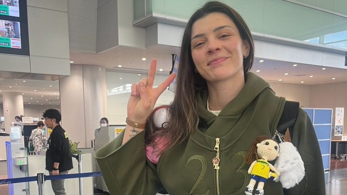 Rosamaria embarcou para o Brasil para passar as férias (Foto: Denso Airybees, Redes sociais, Reprodução)
