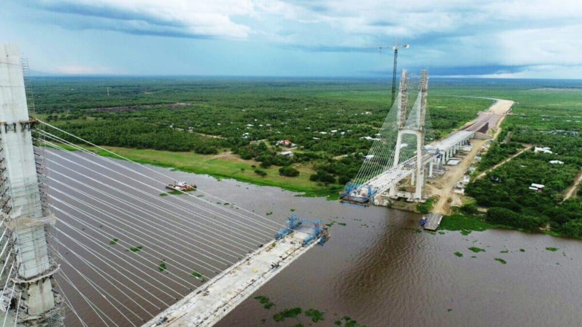 Imagem a&eacute;rea mostra cabos, pilares e pista em constru&ccedil;&atilde;o da ponte binacional.
