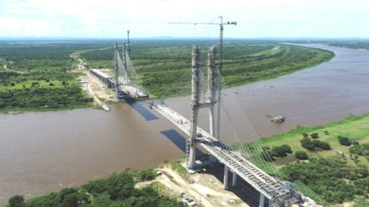 Vista a&eacute;rea da ponte binacional em constru&ccedil;&atilde;o sobre rio na fronteira entre Brasil e Paraguai.