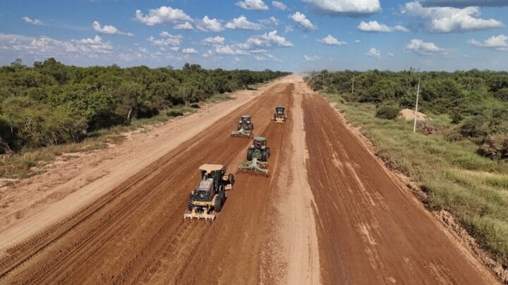 Máquinas realizam terraplanagem em rodovia que integra o Corredor Bioceânico.