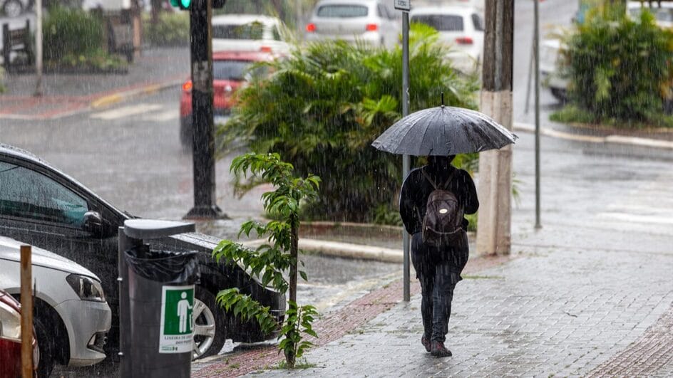 Domingo deve ter nova virada no tempo em SC com temporais e chuvas persistentes