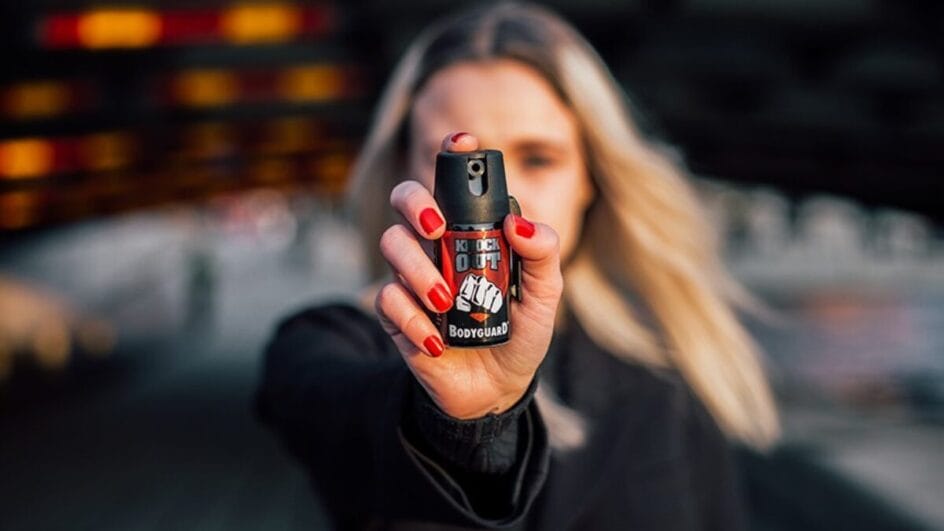 Entra em vigor lei que libera spray de pimenta gratuito às mulheres vítimas de violência em SC