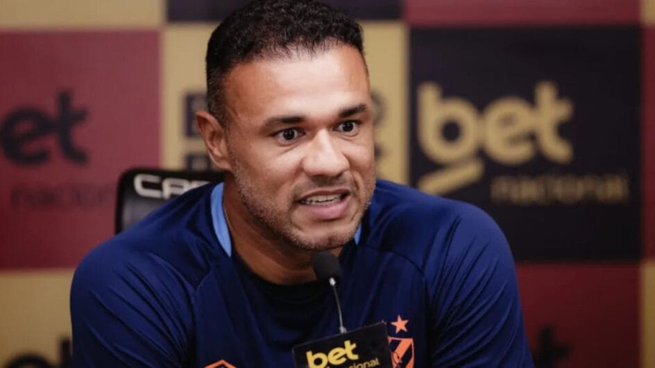 Último trabalho de Roger foi no Sport (Foto: Paulo Paiva, Sport Club do Recife)