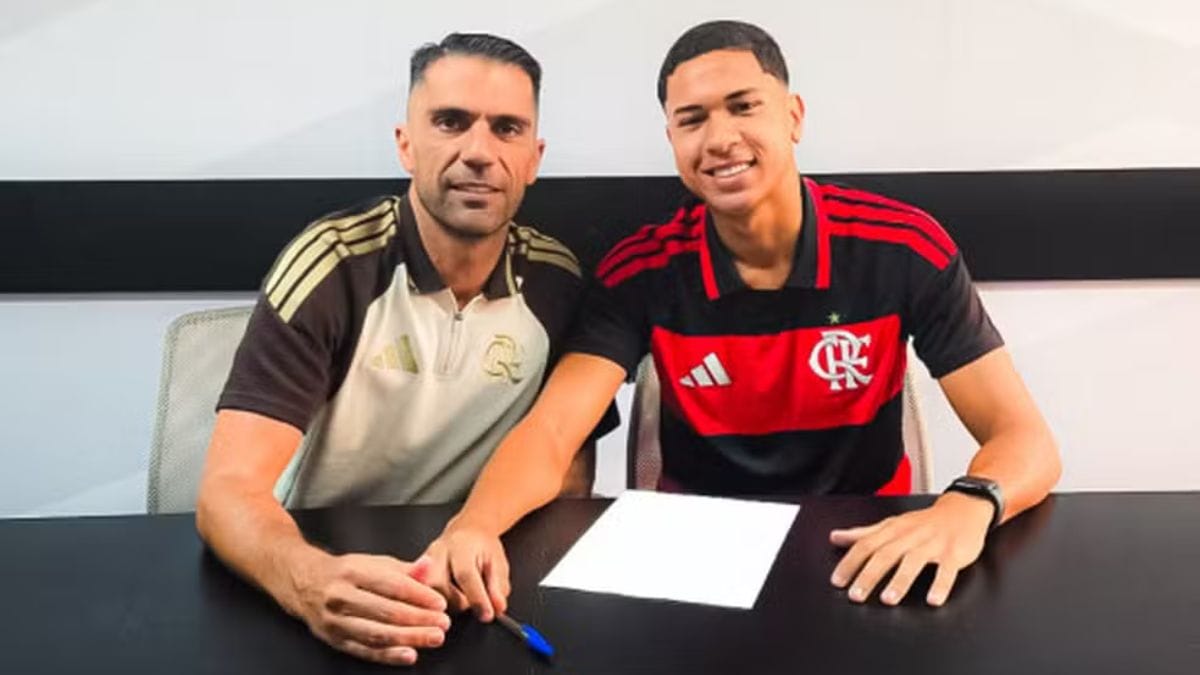 Weverson ao lado do diretor da base do Flamengo, Alfredo Almeida (Foto: Assessoria Flamengo, Divulgação)
