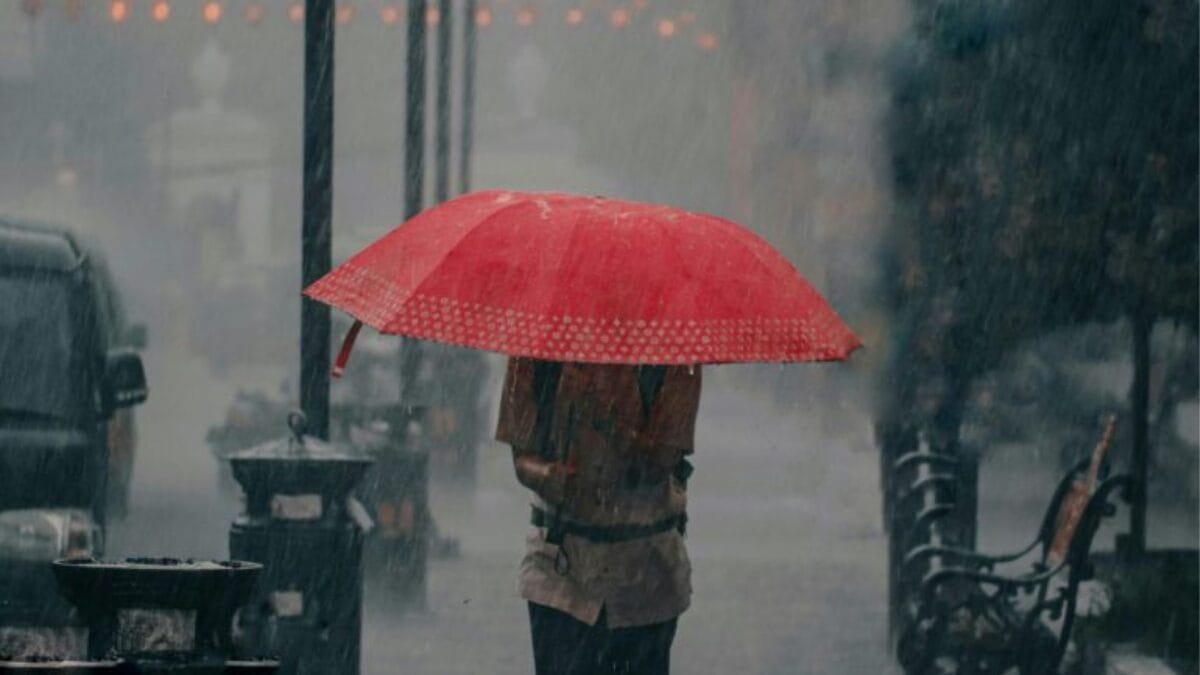 Frente fria deixa tempo inst&aacute;vel e SC tem temporais, raios e ventos neste domingo