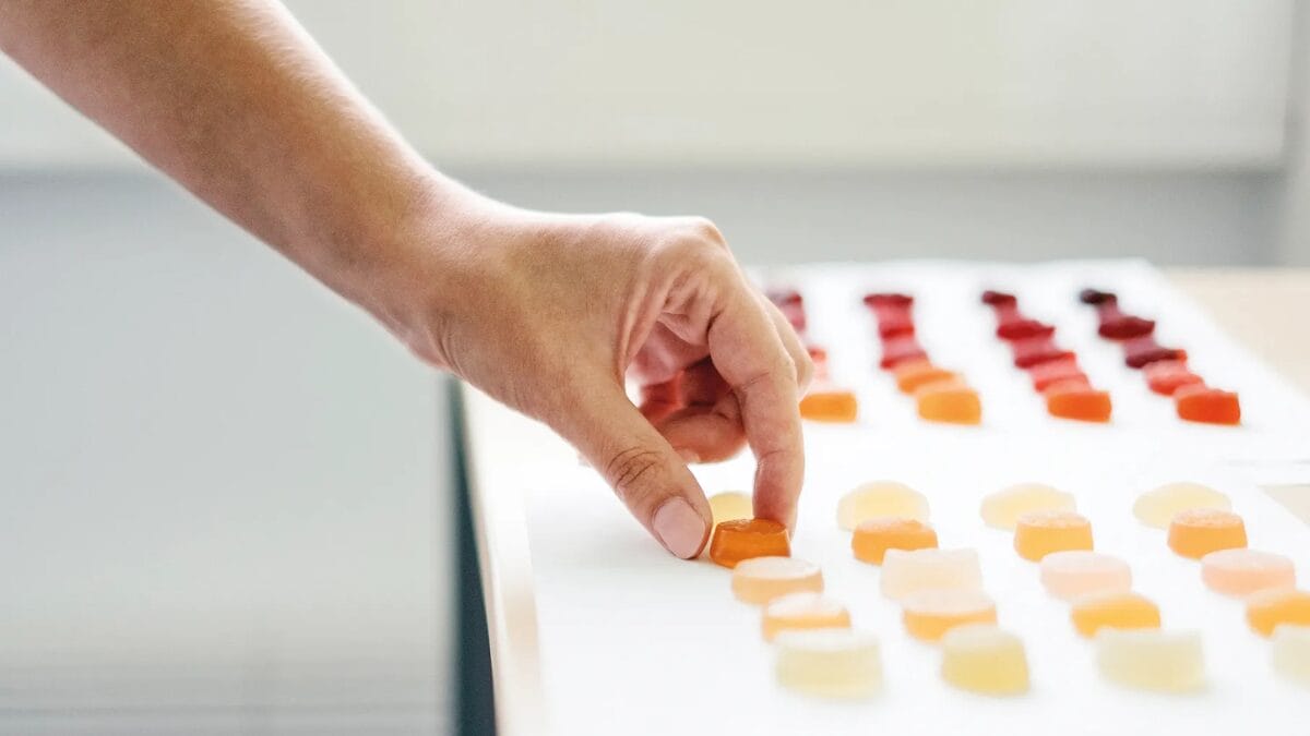 Balas de gelatina coloridas s&atilde;o avaliadas manualmente antes de seguirem para a pr&oacute;xima etapa da produ&ccedil;&atilde;o.